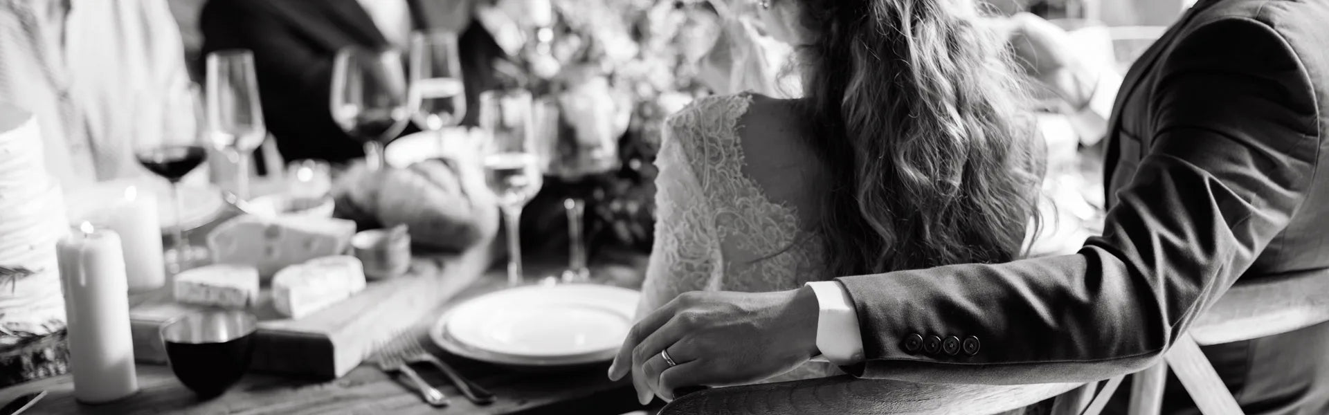 Hochzeitspaar an einer festlich gedeckten Tafel