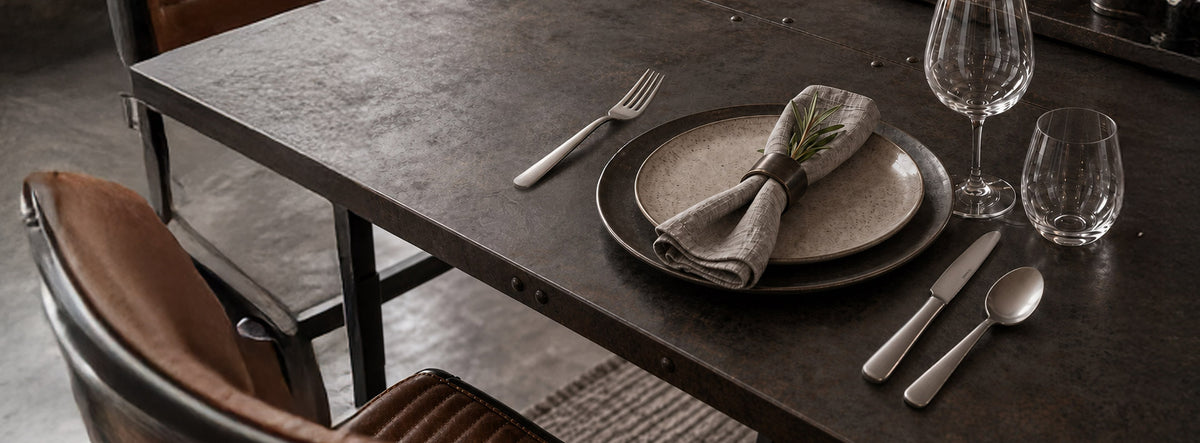 Berndorf Besteck Delta auf dunklem Metalltisch