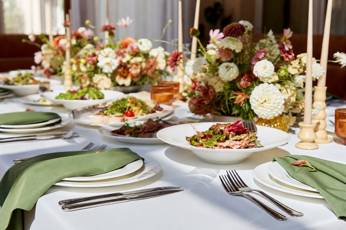 Festlich gedeckte Dinnertafel mit Blumen und Kerzen