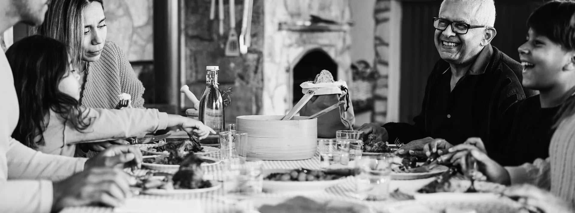 Familie und Freunde beim gemeinsamen Essen