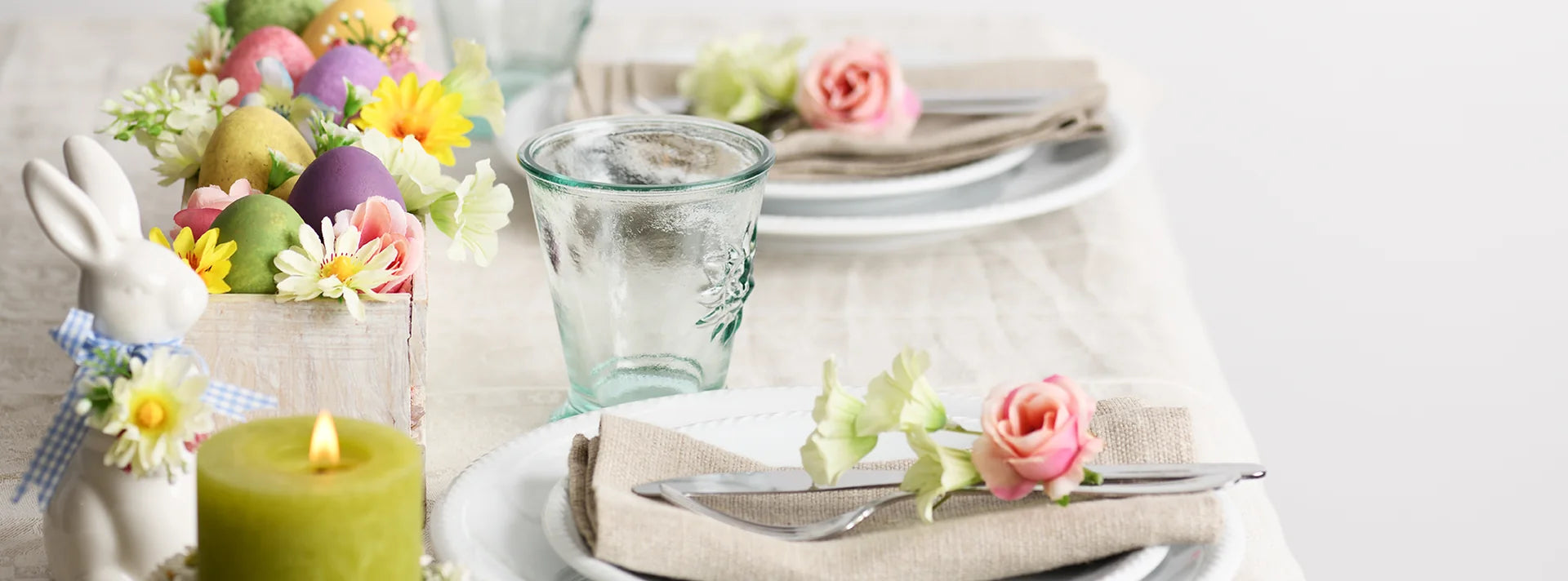 Festlich gedeckter Ostertisch