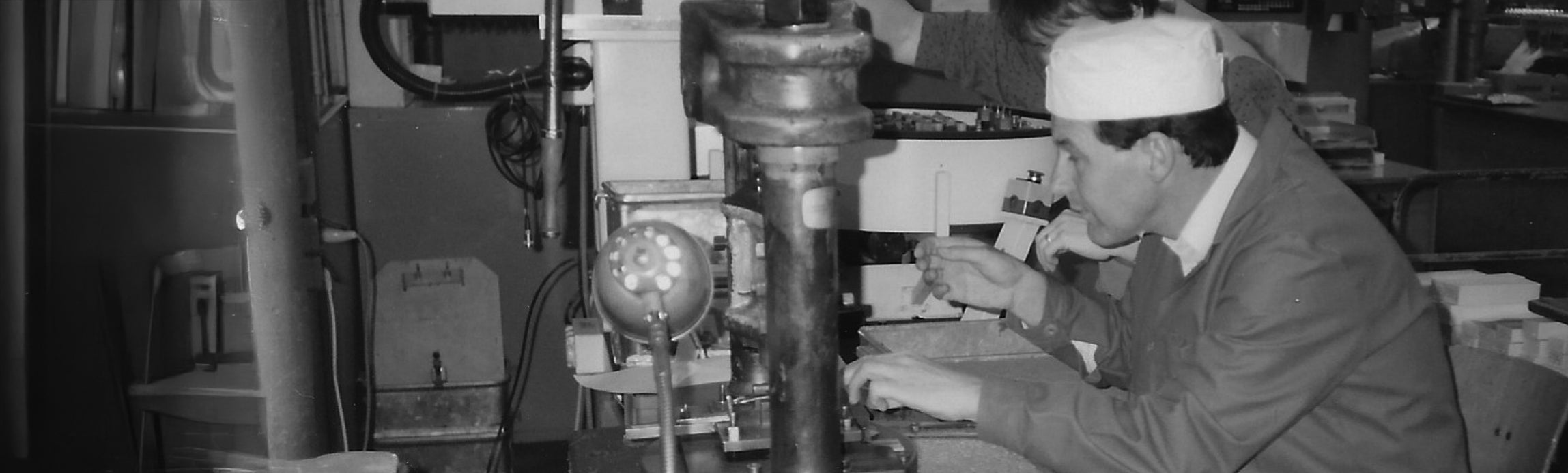 Historische Besteckfertigung: ein Mitarbeiter an einer Maschine